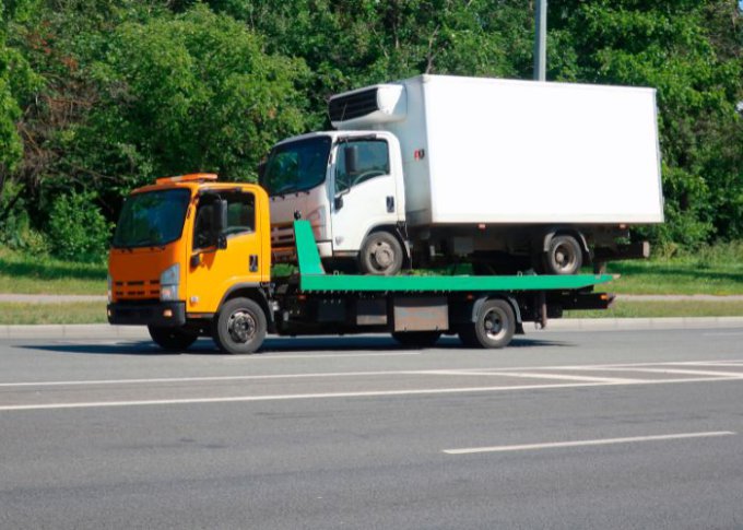 Samochód ciężarowy na lawecie